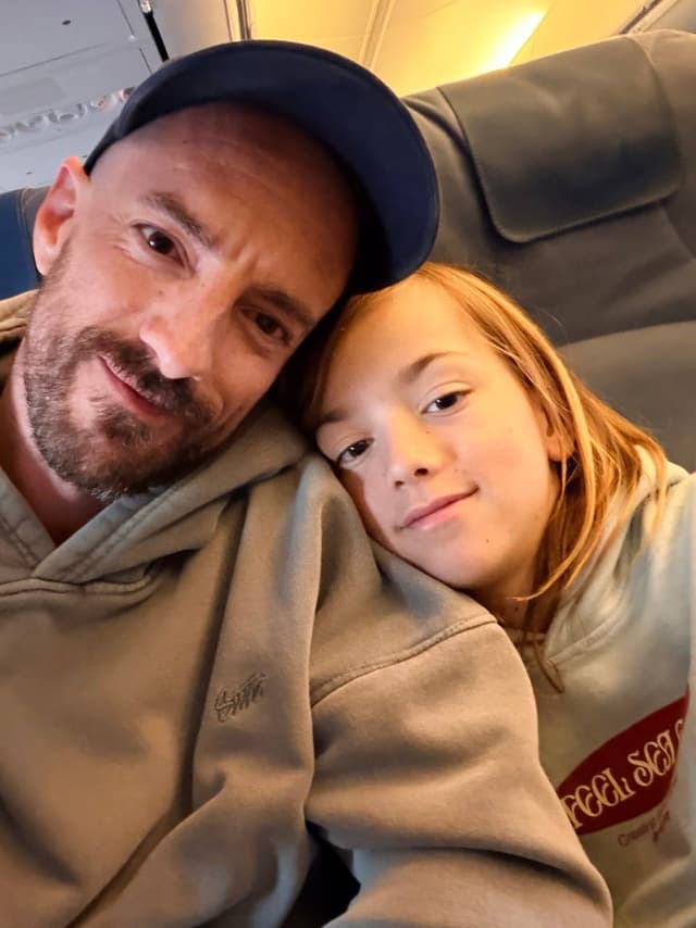 Oliver con su papá en el avión