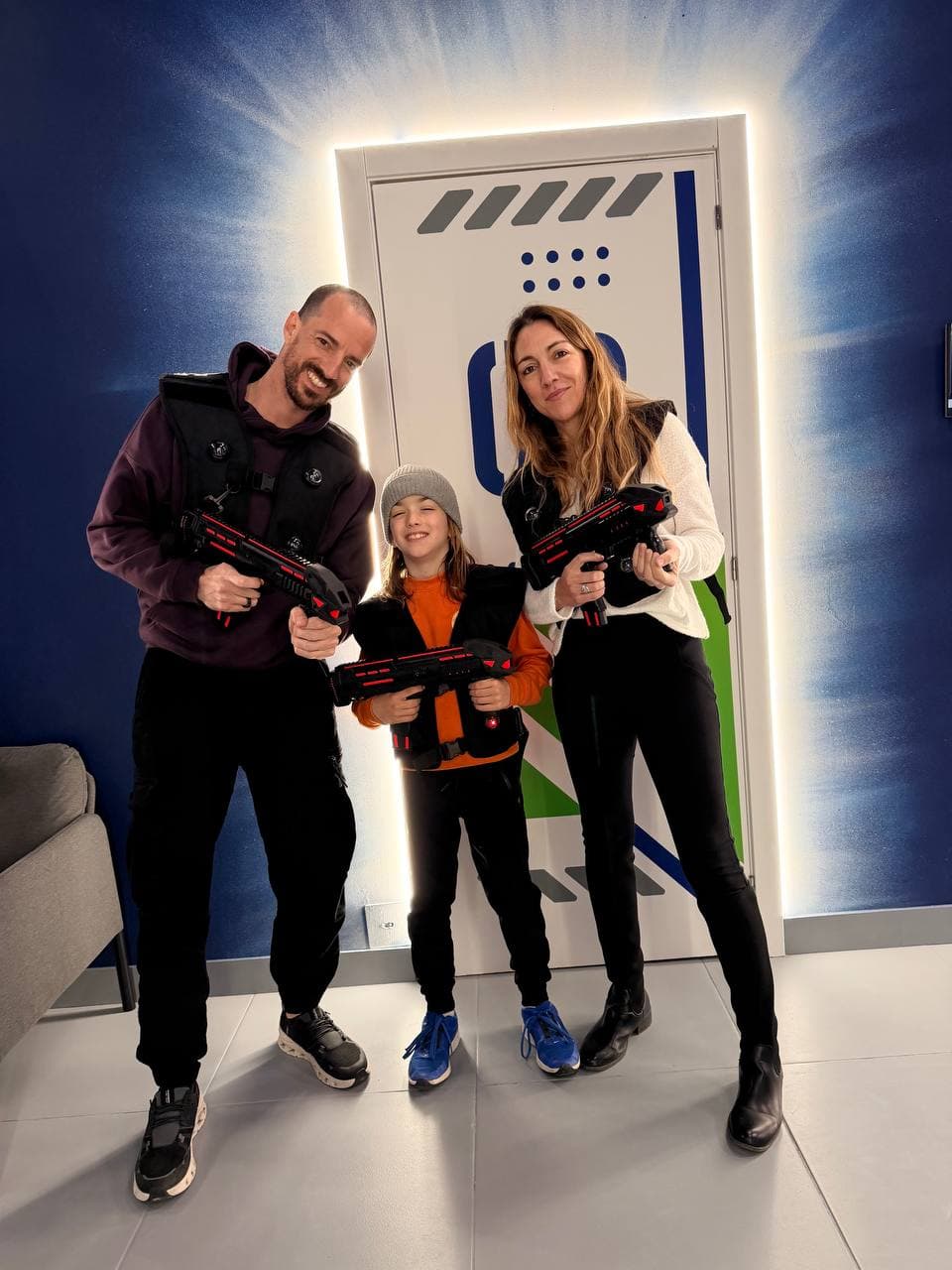 Oliver con su familia jugando al láser tag