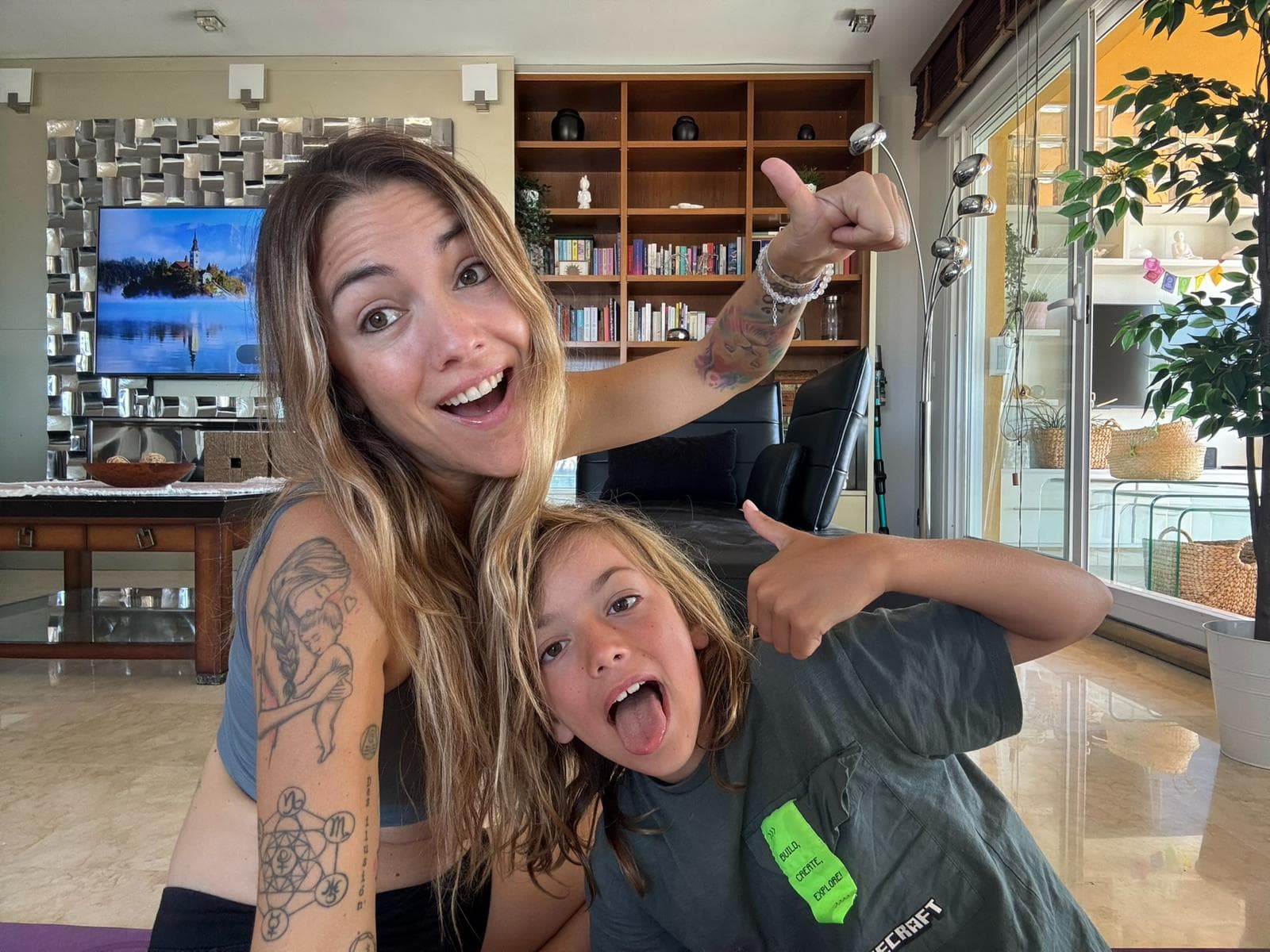 Oliver con su mamá pasándola bien