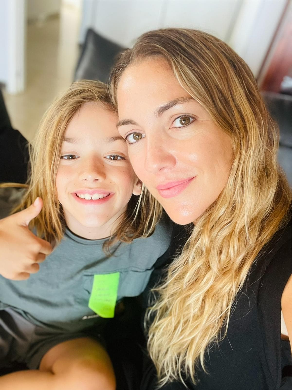 Oliver con su mamá en casa