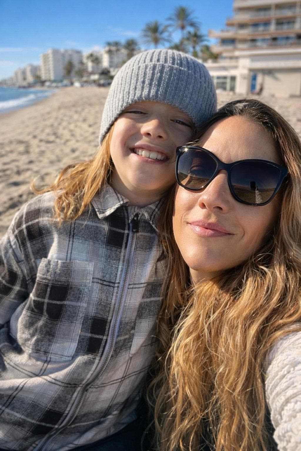 Oliver con su mamá en la playa