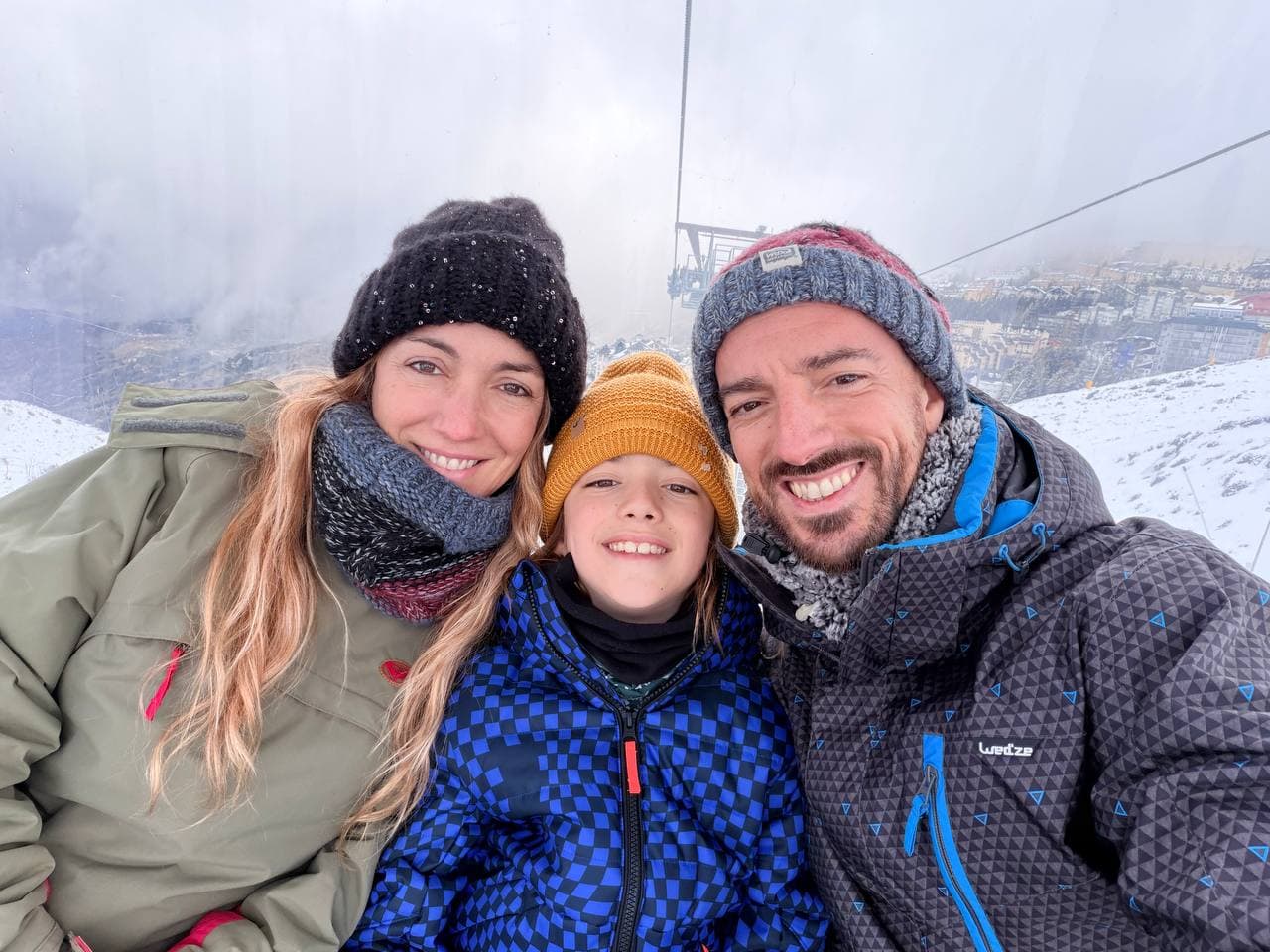 Oliver con su familia en la nieve