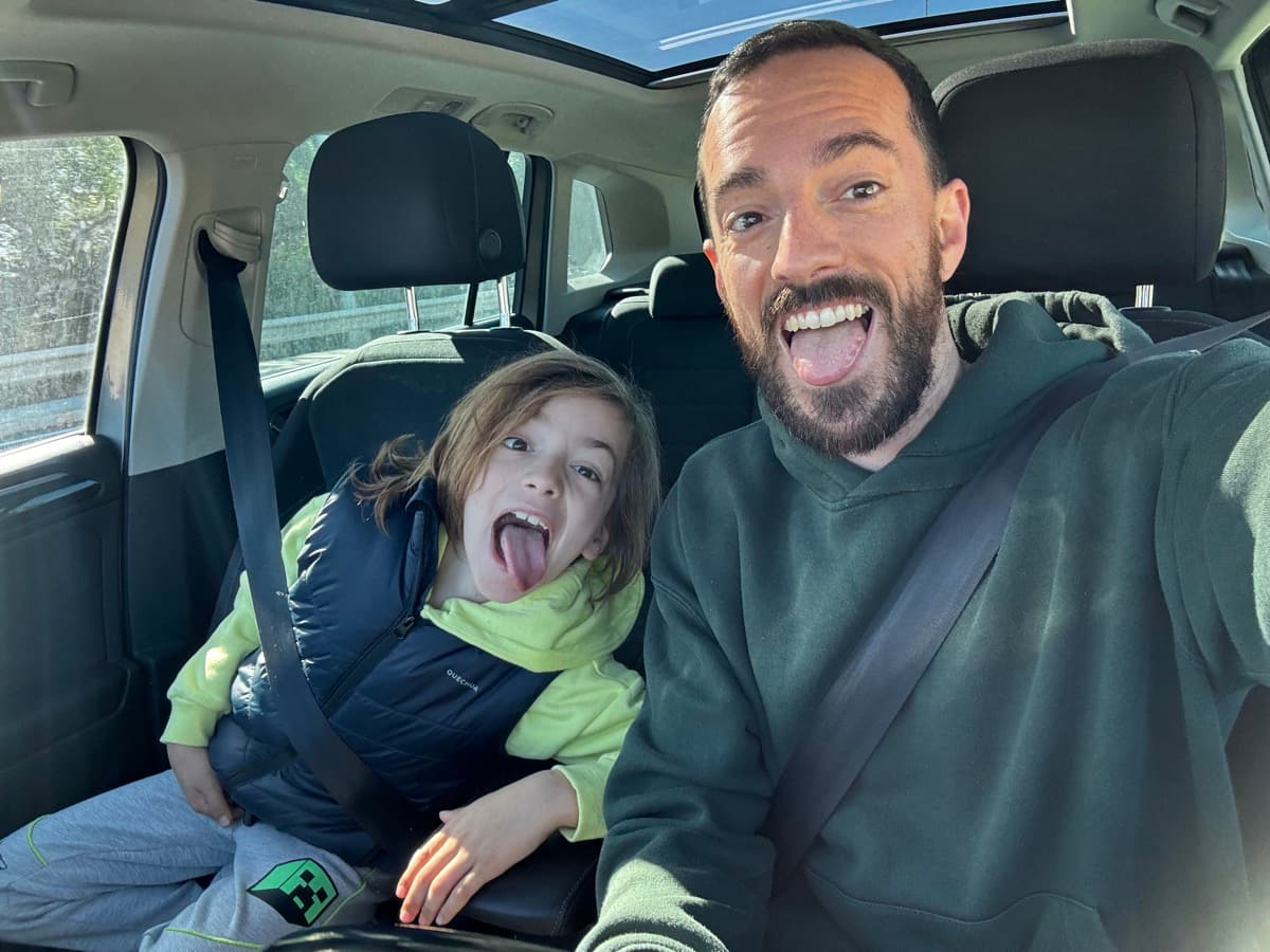 Oliver con su papá sacando la lengua