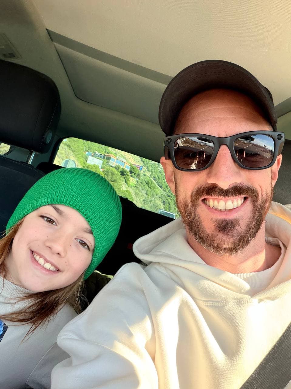 Oliver con su papá en el coche